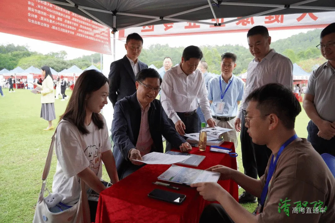 undefined 学校领导视察招聘会.png