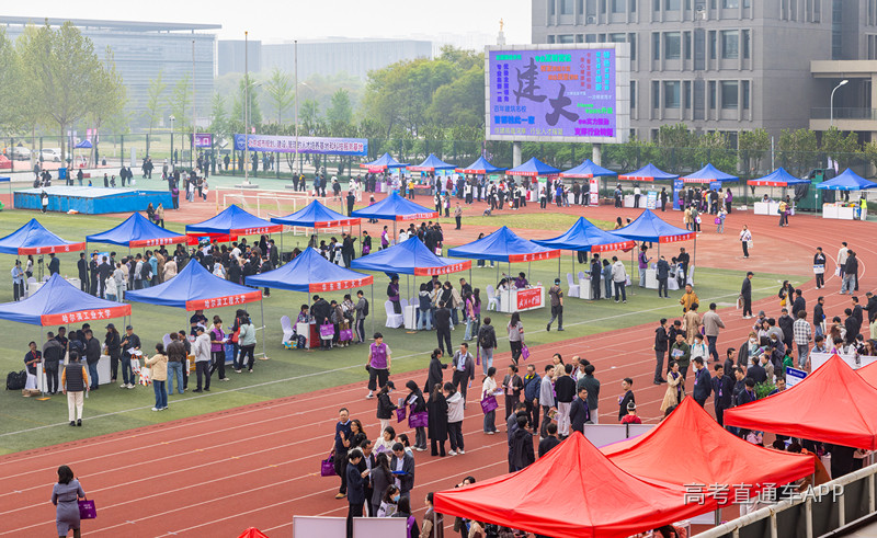 4月18日,近百所高校齐聚北京建筑大学,面对面为考生和家长提供高招咨询服务,全面解读招生政策、专业特色与志愿填报相关信息。校方供图