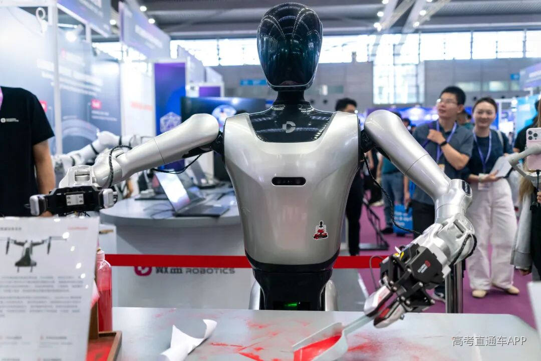 目录首次增设“交叉学科”门类,未来机器人、交叉工程、具身智能、脑机科学与技术等专业由此“入册”。图为2026年4月22日,广东深圳,FAIR plus2026机器人全产业链接会。(视觉中国|图)
