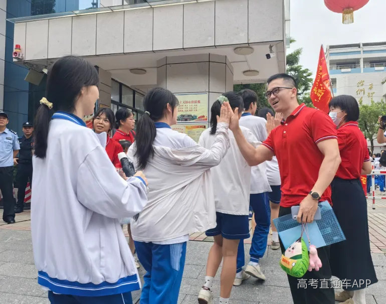端州中学考点外,考生有序进入考场,老师身穿“必胜红”为考生加油打气。肇庆市融媒体中心记者 朱梦丹 摄