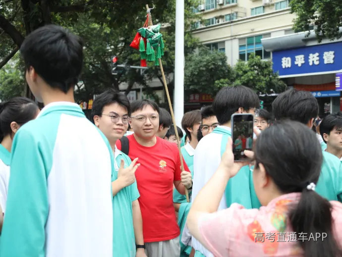 送考老师手举“高粽”,为步入考场的学子送上祝福。