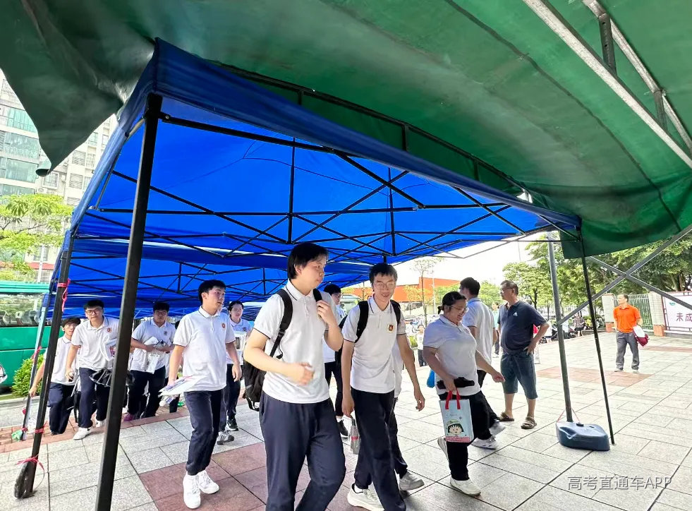 肇庆市第六中学考点,各学校大巴送考生前来考试。