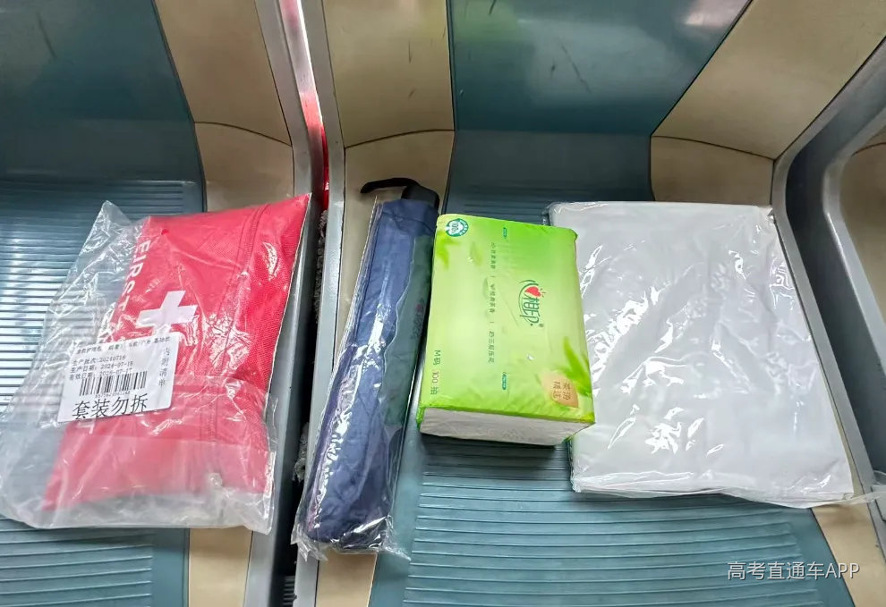 肇庆市第六中学考点,肇庆巴士爱心护考驿站里摆放着急救用品、饮用水、纸巾、雨衣雨伞等,方便考生和家长使用和在此休息。肇庆市融媒体中心记者 杨乐祺 摄