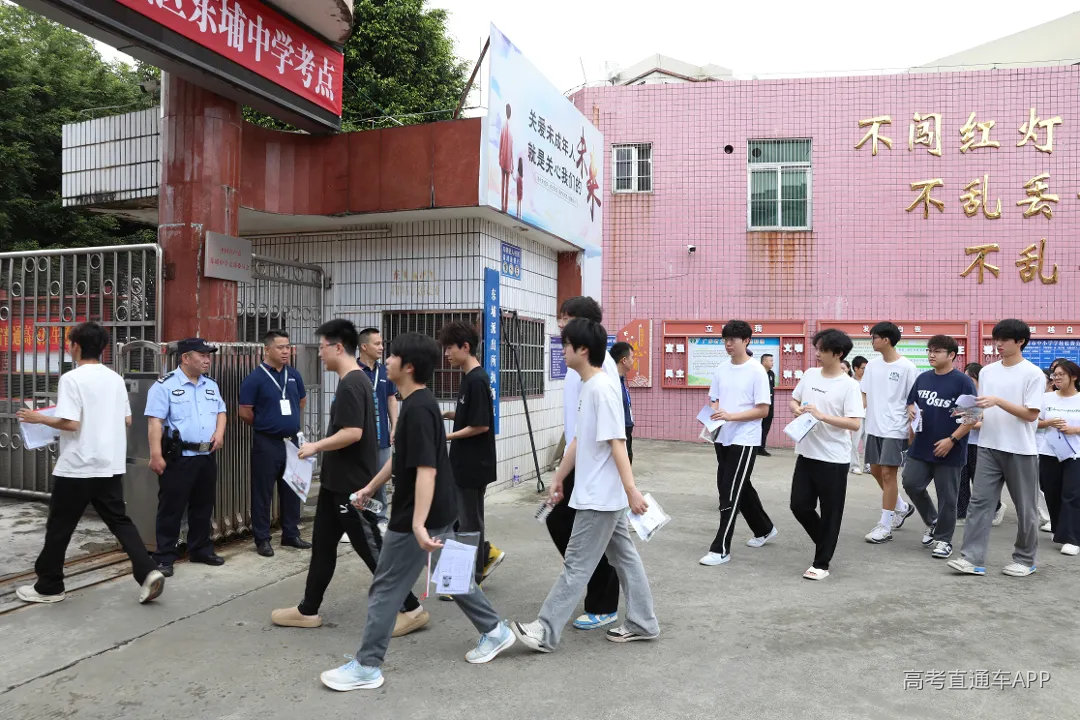 东埔中学考点,考生从容赴考。.jpg