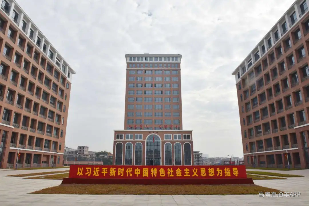 西校区卓越广场.jpg