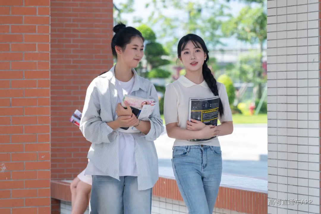 滨海校区 学生交流漫步校园.JPG